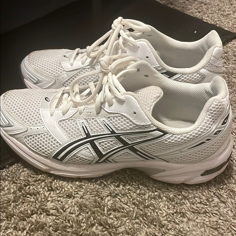 Asics White Sneakers with Breathable Mesh and Cushioned Sole